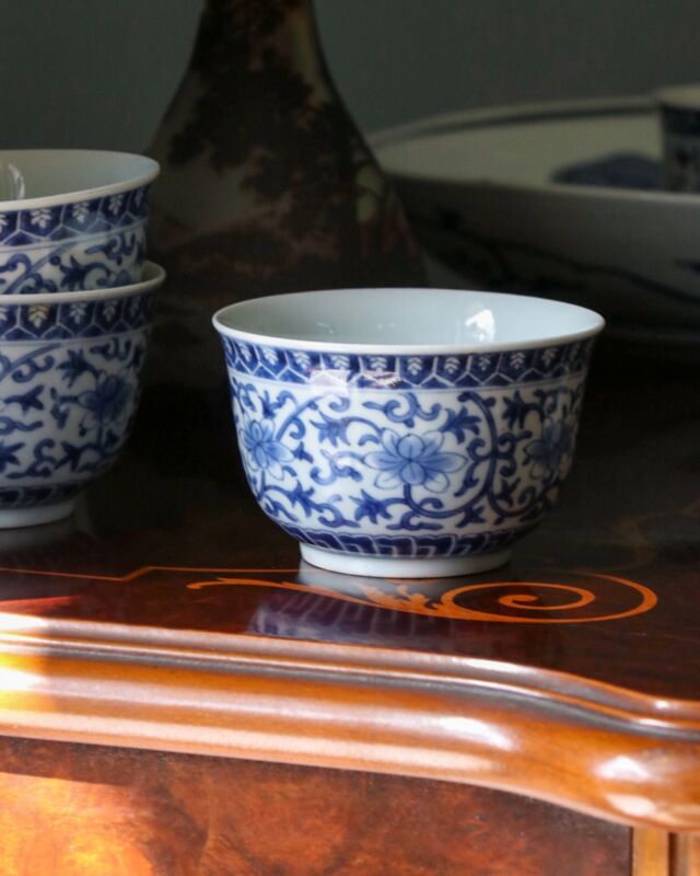 花唐草小鉢

多くを語らずとも花唐草文様の器は一目で魅力を感じるものが多いですが、まじまじと眺めてみるとやはり繊細な仕事に惚れ惚れとさせられます。

唐草の迷いのない曲線や、ぽっと滲み出るように淡く優しい唐花の塗り。
縁周りや底周りも、シンプルに見えて丁寧に丁寧に絵付けされています。

見込みを覗くと小さく柘榴が✨
お料理を盛ったとき、食べ終わった後に顔を見せるのが楽しいワンポイントですね。

古伊万里 染付 花唐草文向付 江戸中期
・寸法　径9.6cm 高さ6.2cm
・状態　良好です。
・価格　1客13,200円(税込)＋送料
・商品番号　E1651
・在庫数　4客

ご質問や、ご購入希望の方はお気軽にDMまたはメールにてご連絡ください✨
全て手作り品のため、個体差がございます。目立ったキズの見られるもの(ホツ・ニュウ・削れ等)は状態欄に記載いたしますが、形成時の窯傷や経年による擦れなどは見られることがあります。時代物の味の一つとしてお楽しみください。
早めにご連絡頂いたお客様から、私共の判断でより状態の綺麗なものを選りすぐってご用意させて頂きます。
一品物のため、無くなり次第終了となりますことをご了承くださいませ。

@utsuwaya.koki 

オンラインショップ
https://utsuwayakoki.base.shop
公式サイト
http://utsuwayakoki.com
iichi
https://www.iichi.com/shop/utsuwayakoki
プロフィール欄のURLからもご覧いただけます。

メール
utsuwayakoki@gmail.com

店舗
〒814-0132 
福岡県福岡市城南区干隈2丁目55−21
臨時休業・臨時開店あり
前日までにDMもしくはメールにてご予約ください。
駐車場2台あります。

#うつわや古季
#古伊万里のある暮らし #古伊万里 #花唐草 #骨董 #骨董の器 #アンティークショップ #うつわ好き #和食器 #日本料理 #和食 #テーブルウェア #くらしを楽しむ