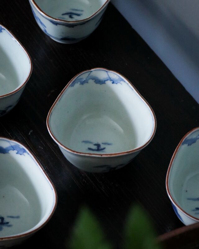 珍しい富士形の古伊万里が入荷しました。
単純な三角形ではなく、見下ろす角度によって
様々な富士の風景を感じることができる曲線美があり、
更に縁の鉄釉が富士形のシルエットを美しく演出します。

側面には丁寧に、かつ簡略的に山水や建物の図が描かれていて一つの器の中から広大な景色が想像できます。

小さな作りに素朴な絵付けですが、手に取って眺めていると様々な発見や工夫が分かりなんとも愛おしくなる器です。
触り心地も柔らかく優しい作り✨

器を見て様々な美しい風景に思いを馳せるのも
癒やしのひとときです🗻

古伊万里 染付山水富士文変り猪口 江戸中期
・寸法　径7.2cm　高さ5.2cm
・状態　良好です。
・価格　5客セット66,000円(税込)＋送料
・商品番号　E1911

オンラインショップでも販売中です。
ご質問や、ご購入希望の方はお気軽にDMまたはメールにてご連絡ください✨
全て手作り品のため、個体差がございます。目立ったキズの見られるもの(ホツ・ニュウ・削れ等)は状態欄に記載いたしますが、形成時の窯傷や経年による擦れなどは見られることがあります。時代物の味の一つとしてお楽しみください。
一品物のため、無くなり次第終了となりますことをご了承くださいませ。

@utsuwaya.koki 

オンラインショップ
https://utsuwayakoki.base.shop
公式サイト
http://utsuwayakoki.com
iichi
https://www.iichi.com/shop/utsuwayakoki
プロフィール欄のURLからもご覧いただけます。

メール
utsuwayakoki@gmail.com

店舗
〒814-0132 
福岡県福岡市城南区干隈2丁目55−21
臨時休業・臨時開店あり
前日までにDMもしくはメールにてご予約ください。
駐車場2台あります。

#うつわや古季
#古伊万里のある暮らし #古伊万里 #うつわ好き #古美術 #骨董の器 #骨董のある暮らし #伊万里焼 #アンティークショップ #くらしを楽しむ