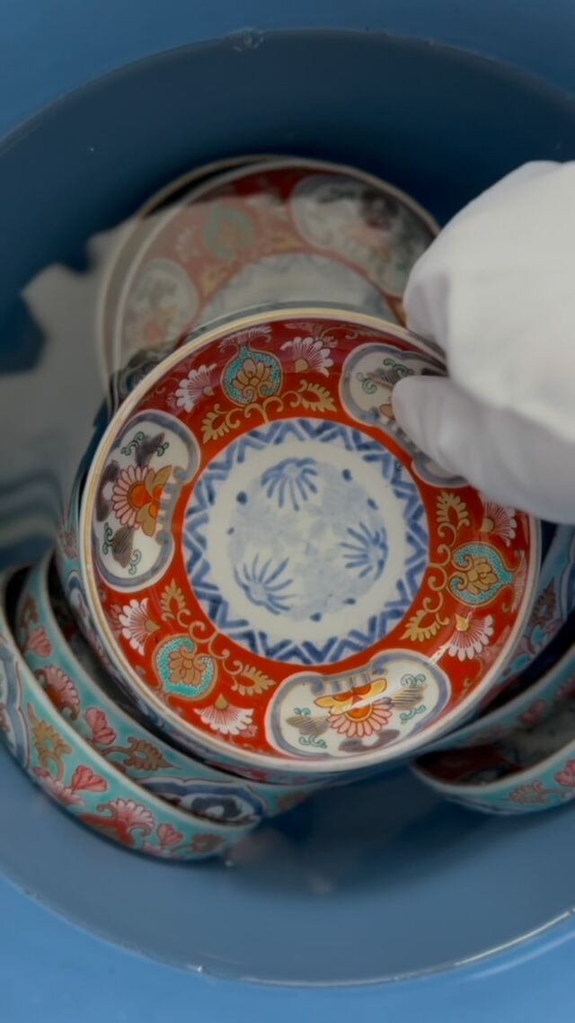 骨董のうつわを洗う

当店に骨董の器が入荷するとき、古い木箱に入っていて蔵出しの状態のままであることが多いです。
その器が何年、何十年とどのくらい木箱の中で眠っていたのかは分かりませんが、まずは一つ一つ出して目視していきます。
このときが、一番器のストーリーを感じる瞬間かもしれません。

ある時は、立派な木箱に特注品のような美しい器が入っていて、緩衝材の新聞を開くと元号は明治…状態もほぼ全て綺麗なので、ハレの日に一度使ったきりなのか、それとも使われる機会が今まで来なかったのかと想像したり。
ある時は、古びた木箱の中に入った20枚の器を取り出してみて、そのほとんどに修繕跡が…
こういった器は店頭には並べられませんが、継いで繰り返し使われるほど愛用されてきたのかと思いを馳せたり。

骨董好きな人の中には経年変化の古い質感を好む方が多いと思いますが、
器は暮らしの道具であると考えているので、磁器は入荷後漂白に少し漬けて、その後軽く磨いたりします。するとピカピカになります。
(※留意点として、色絵や金彩はあまり磨くと剥げてしまうのでほどほどに🙇)

すぐに使える状態で店頭に並べております。
生活に骨董の器を取り入れてみませんか🌟

動画は、新入荷の器の洗浄の様子です。
少しずつ洗浄、撮影と進めております🧼

@utsuwaya.koki 

オンラインショップ
https://utsuwayakoki.base.shop
公式サイト
http://utsuwayakoki.com
iichi
https://www.iichi.com/shop/utsuwayakoki
プロフィール欄のURLからもご覧いただけます。

メール
utsuwayakoki@gmail.com

店舗
〒814-0132 
福岡県福岡市城南区干隈2丁目55−21
臨時休業・臨時開店あり
前日までにDMもしくはメールにてご予約ください。
駐車場2台あります。

#うつわや古季
#古伊万里 #古伊万里のある暮らし #和食器 #器屋 #うつわ好き #テーブルウェア #骨董好き #古道具屋 #アンティークショップ